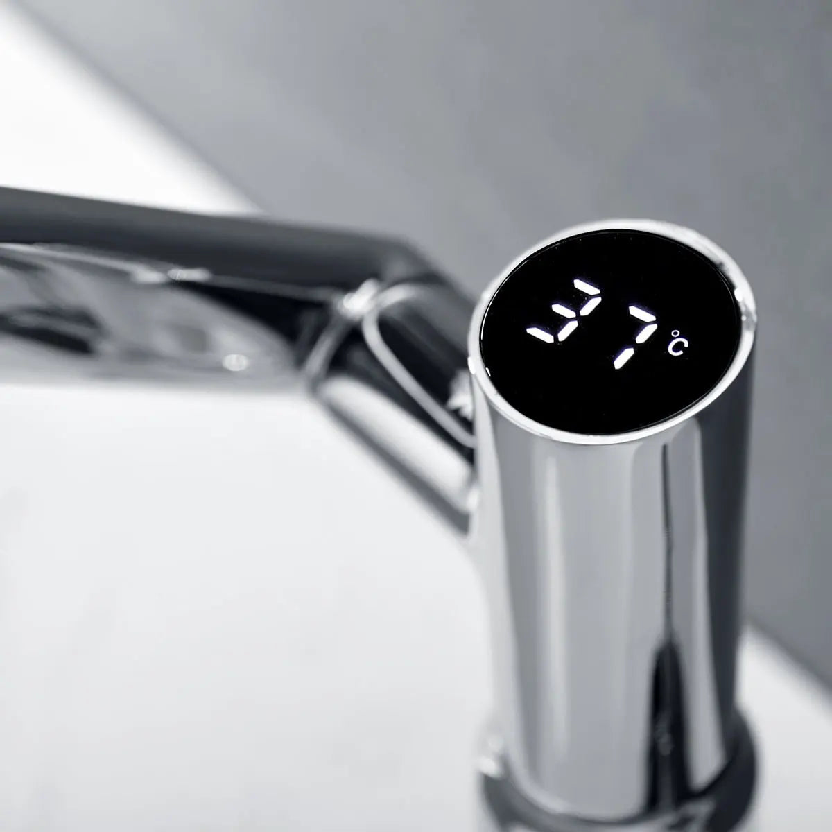 XYlivingstore Rotatable Single-Hole Faucet with Temperature Display & Pull-Out Sprayer